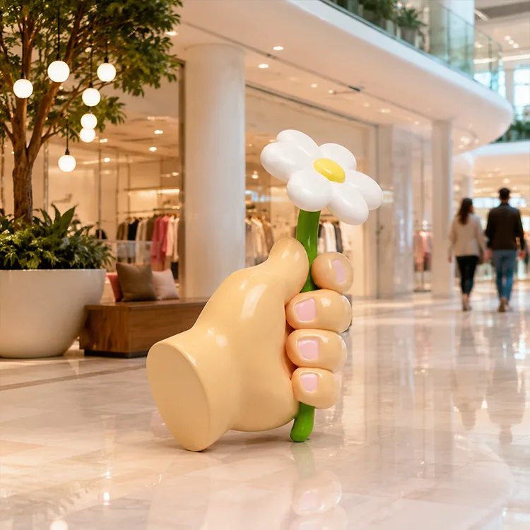 Manus tenens florem sculpturam